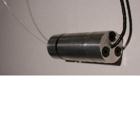 Photo du générateur UV qui contient la régul de courant, la diode led UV 1mW, les lentilles de collimation et de focalisation, et la connectique fibre optique UV montée sur appui 3 points pour le réglage de l'injection.