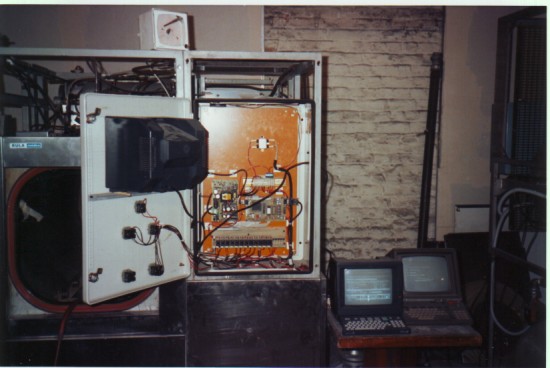 L'automate de l'autoclave. SAB80C537 (dispose d'un multiplicateur 16*16 bits cablé, utile pour programmer des régulations) avec 64kEPROM et 64 RAM, carte à relais et affichage par Minitel : hé oui on est en 1994 ! tous les minitels finissaient par brûler